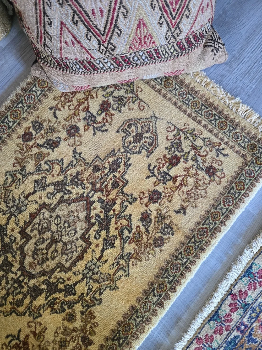 Handwoven Oriental Accent Rug - Beige & Brown Medallion